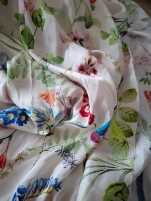 Coupon Satin polyester fleuri grande longueur — image 1