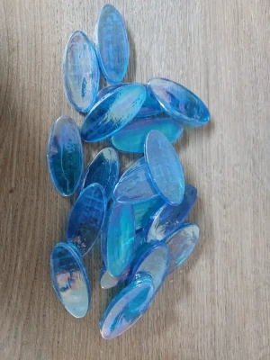 Tesselles bleu translucide ovale mini