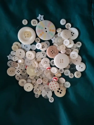 Lot environ 200 boutons blancs mini