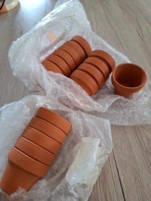 Lot de 16 adorables pots en terre cuite — image 1