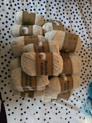 Lot de 23 pelotes de 50gr écru  100% coton recyclé mini