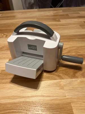 Mini machine de découpe et de gaufrage — image 1